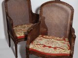 paire de chaises anciennes à dossier en rotin, avec coussins rembourrés