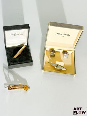 une boîte contenant un stylo et une paire de ciseaux