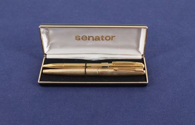 un stylo dans une boîte sur laquelle figure un nom
