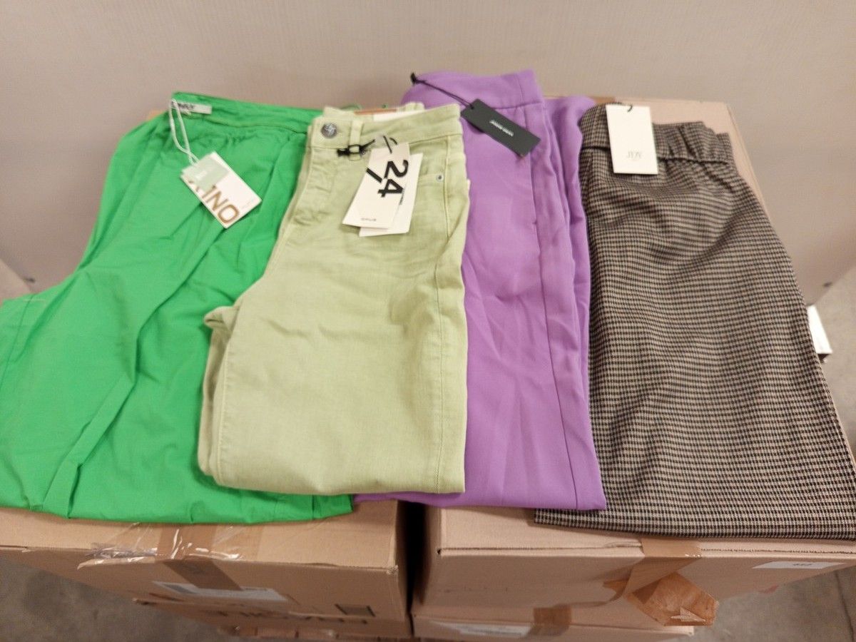 Lot de 100 pantalons (très grande variété de modèle) - pour femmes - 100% marques - Neuf, avec étiquette - 4 cartons
