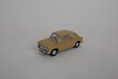 petite voiture jaune sur une surface blanche