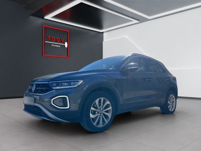 un SUV Volkswagen bleu garé à l'intérieur d'un bâtiment