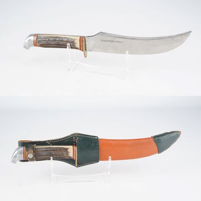 deux vues différentes d'un couteau exposé sur une table
