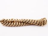 un bracelet en or au motif de corde torsadée
