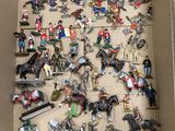 une boîte remplie de figurines qui se trouvent dans une boîte