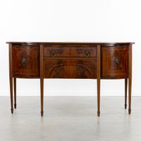 Un buffet anglais de style George III, placage d’acajou, sty… (photo 2)