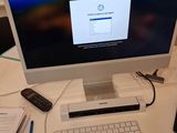un écran d'ordinateur posé sur un bureau à côté d'un clavier