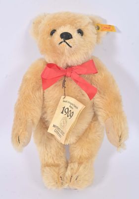 un ours en peluche marron avec un nœud rouge autour du cou