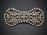 une broche en diamants et perles