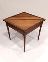 Table genre "mouchoir", de forme triangulaire, en bois de pl… (photo 3)