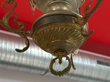 une lampe suspendue au plafond dans la pièce