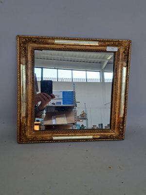 Petit miroir en bois doré à décor de guirlandes de roses.