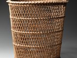 un gros plan d'un panier en osier contenant une cuillère