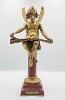 statue d'un ange lisant un livre, posée sur un socle rouge