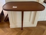 une table en bois sur laquelle est posée une étiquette, dans une pièce