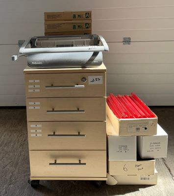 une pile de cartons et un classeur dans un garage