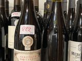 Des bouteilles de vin sont alignées sur un comptoir devant un mur.