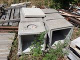 un tas de vieux appareils électroménagers posés par terre