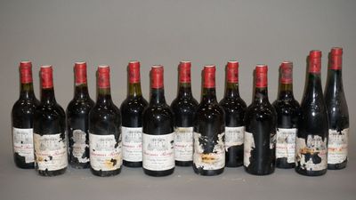 plusieurs bouteilles de vin sont alignées sur une table