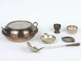 beaucoup d'objets en argent posés sur une table