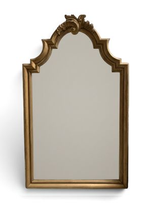 une image d'un miroir encadré d'or sur un fond blanc