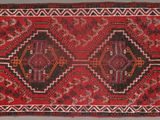 un tapis rouge et noir orné d'un motif en forme de diamant