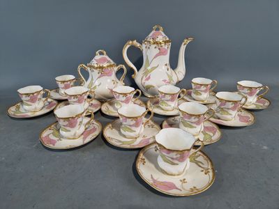 un gros plan sur un ensemble de tasses et de soucoupes posées sur une table