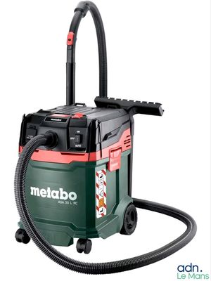 un aspirateur vert et rouge muni d'un tuyau