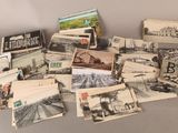 un lot de vieilles cartes postales posées sur une table
