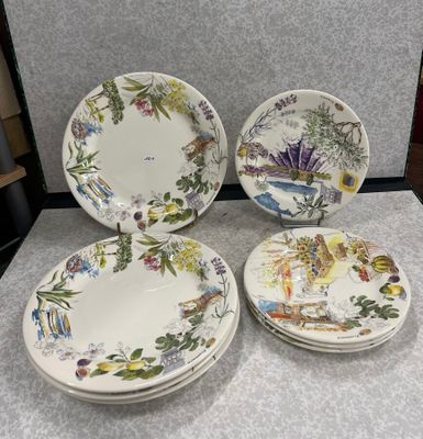 trois assiettes et un bol sont posés sur une table