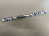 un gros plan d'un stylo bleu et blanc posé sur une table