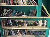 une bibliothèque sur laquelle sont rangés de nombreux livres