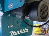 une machine bleue qui se trouve dans le garage