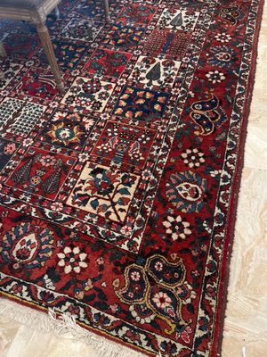 un gros plan d'un tapis posé sur un parquet dans un salon