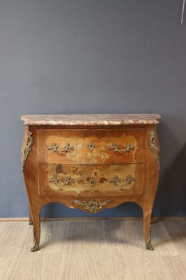 une ancienne commode en bois avec dessus en marbre