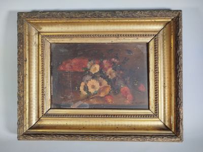 tableau représentant un vase de fleurs dans un cadre doré, accroché à un mur blanc