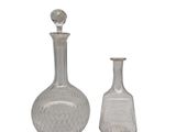 deux vases en verre posés l'un à côté de l'autre sur une surface blanche