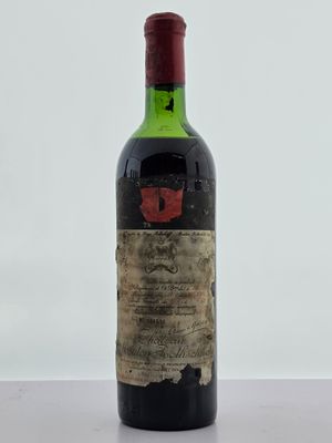 une bouteille de vin posée sur une table