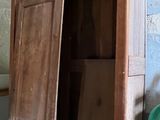 une vieille armoire en bois dans un coin de la pièce