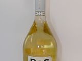 une bouteille de vin posée sur une table