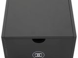 une boîte noire avec un logo sur le couvercle