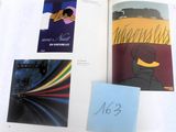 un livre ouvert sur lequel figure l'image d'une personne