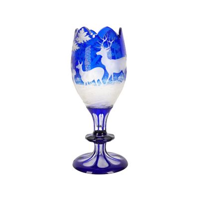 un verre à vin orné d'une image de cerf