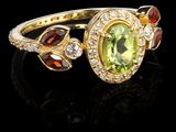 une bague avec une tourmaline verte ovale et des diamants