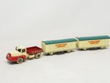 deux camions miniatures placés l'un à côté de l'autre sur une surface blanche