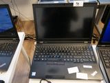 trois ordinateurs portables posés sur une table