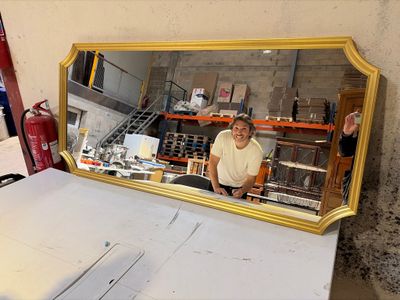 un homme qui se tient devant un miroir