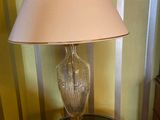 une table en verre sur laquelle est posée une lampe