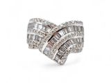 une bague en or blanc sertie de diamants taille baguette et de diamants