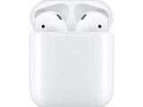 des AirPods d'Apple avec leur boîtier de recharge sur fond blanc